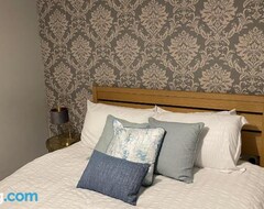 Cijela kuća/apartman Quiet & Relaxing 2-bedroom Apartment - Free Parking & Pets Welcome (Carmarthen, Ujedinjeno Kraljevstvo)