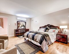 Khách sạn 12 Beds, 7 Baths For 24 Guests With A Party Hall In Brampton On 3 Acres Land (Brampton, Canada)