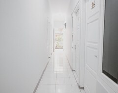 Khách sạn Reddoorz Near Siloam Hospital Kebun Jeruk (Jakarta, Indonesia)