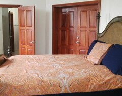 Toàn bộ căn nhà/căn hộ Beautiful, Modernly Furnished 5 Bedroom 4 Bathroom Lakefront Vacation Home - Bze (Ladyville, Belize)
