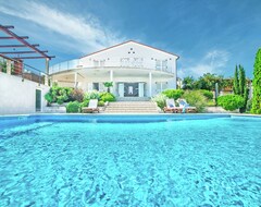 Casa/apartamento entero Spacious Detached Villa With Pool, Near Pula, With Sea View (Ližnjan, Croacia)