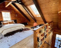 Tüm Ev/Apart Daire Charming Log Cabin Chalet On 17 Private Acres - Fire Pit, Mountain Views, Pond (Stamford, ABD)
