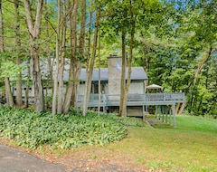 Cijela kuća/apartman Gorgeous Lakeview Retreat With Wraparound Porch, Wood Stove, & Wifi - Dogs Ok (Hague, Sjedinjene Američke Države)
