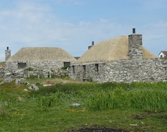 Hele huset/lejligheden Traditional Stone And Thatch Cottage On The Waters Edge With Beautiful Sea Views (Berneray, Storbritannien)