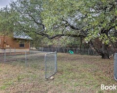 Casa/apartamento entero Dripping Springs Home With Deck, Near Wedding Venue (Dripping Springs, EE. UU.)