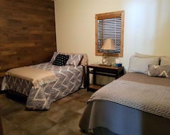 Entire House / Apartment Seven Bedroom Lodge, with Bar/Lounge and Spacious Dining acilities (Clark, USA)