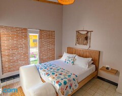 Colonial Beach Airport Hotel (Cartagena, Colombia)