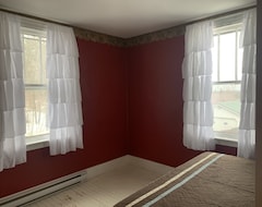 Entire House / Apartment Cozy Room In A Quiet Neighborhood. (McAdam, Canada)