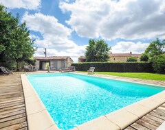 Cijela kuća/apartman Attractive Holiday Home With A Private Swimming Pool And Pool House In The Vendee (Saint-Laurent-de-la-Salle, Francuska)