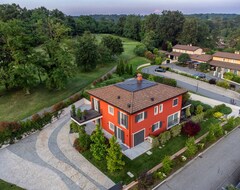 Toàn bộ căn nhà/căn hộ Elegant And Spacious Villa With Pool And Garden In The Bogogno Golf Club (Bogogno, Ý)