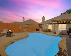 Koko talo/asunto Waxahachie Haven | Modern W Pool & Hot Tub (Waxahachie, Amerikan Yhdysvallat)
