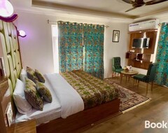 Khách sạn Pandith Exotics Hotel And Restaurant (Gulmarg, Ấn Độ)