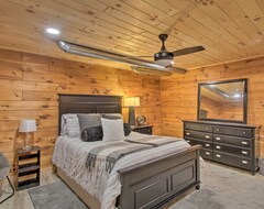 Casa/apartamento entero New! Elegant & Quiet Maine Escape W/ Sauna & Deck! (Bridgton, EE. UU.)