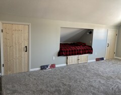 Entire House / Apartment Unique One Room Limestone Schoolhouse (Eskridge, USA)
