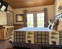 Hotel Sequoia Riverfront Cabins (Three Rivers, USA)