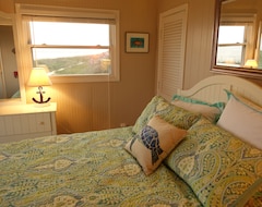 Koko talo/asunto Ocean Front Beach Cottage-180 astetta merinäköala joka huoneessa ja L-kannella (Oak Island, Amerikan Yhdysvallat)