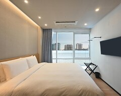 Khách sạn Golden Tulip Haeundae Hotel & Suites (Busan, Hàn Quốc)