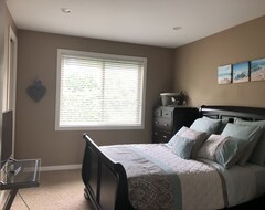 Guesthouse Luxury Lakefront Rooms (Kelowna, Canada)