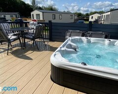 Koko talo/asunto Waterlily Lodge - Hot Tub & Country Living (Cricklade, Iso-Britannia)