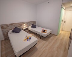 Hotelli Gloria Rooms 203 - One Bedroom Hotel, Sleeps 2 (Rosas, Espanja)