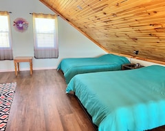 Entire House / Apartment Brand New Cottage! (Vestaburg, USA)