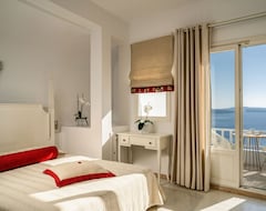 Hotel Delfini Villas (Oia, Greece)