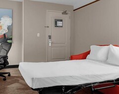 2 Connecting Suites With 3 Beds And 1 Sofabed At A Full Service Hotel By Suiteness (Wilmington, Sjedinjene Američke Države)