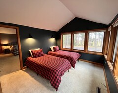 Toàn bộ căn nhà/căn hộ Lakewood Lodge - Marquette Log Cabin W/ Lake Views (Harvey, Hoa Kỳ)