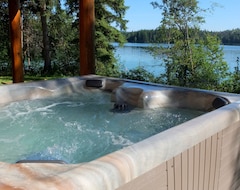 Entire House / Apartment Log Home Retreat On Beautiful Sulphurous Lakefront (Bridge Lake, Canada)