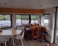 Toàn bộ căn nhà/căn hộ Unique Houseboat Rental With Private Dock And Land On The Historic Rideau River. (Kemptville, Canada)