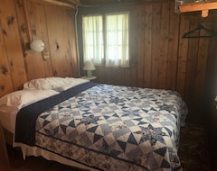 Entire House / Apartment Vintage 1-bedroom Lakeside Cabin With All Modern Amenities (Port Hope, USA)