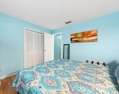 Koko talo/asunto New Listing Newly Renovated Clean, Bright Beach Villa In Best Location (Indian Shores, Amerikan Yhdysvallat)