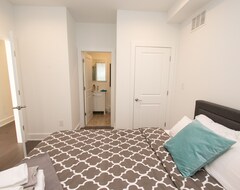 Entire House / Apartment Elegant Duplex! Fishtown! 8 Bedrooms + 6 Baths Sleeps 20 (Philadelphia, USA)