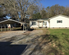 Entire House / Apartment The Honey Hole Mid Lake Pool Table Covered Parking with Power & Lighting! (Scottsboro, USA)