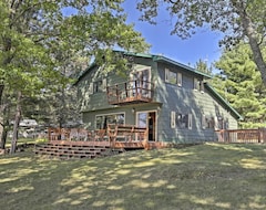 Casa/apartamento entero New - Lakefront Iron River Cabin W/ Canoe & Sauna (Iron River, EE. UU.)