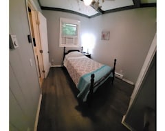 Casa/apartamento entero The Cozy Cardinal 2-bedroom Cottage W/ Pool Access (Pipestem, EE. UU.)