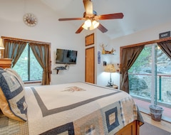 Cijela kuća/apartman Placerville Cabin With Forest Views - Walk To River! (Placerville, Sjedinjene Američke Države)