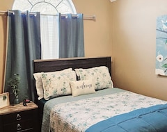 Entire House / Apartment The Cozy Chalet, A Pet Friendly Home Away From Home! (Huntsville, USA)
