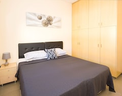 Koko talo/asunto One bedroom Apartment , Sleeps 4 People, Communal Pool, 200 Meters from the sea (Paralimni, Kypros)
