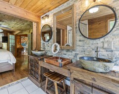 Cijela kuća/apartman Coastal Home- Heated Saltwater Pool, Hot Tub, Outdoor Kitchen! (South Berwick, Sjedinjene Američke Države)