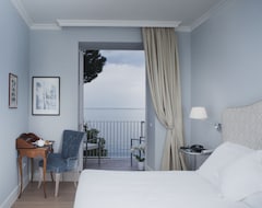 Hotel Riviera & Maximilian's (Trieste, İtalya)