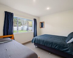 Toàn bộ căn nhà/căn hộ Adventure Sika - Relax On The Deck With Views (Motuoapa, New Zealand)