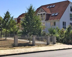 Hele huset/lejligheden The Spacious Vacation Apartment For Six To A Maximum Of Seven People Is Located On The First Floor O (Newbrandenburg/Neubrandenburg, Tyskland)