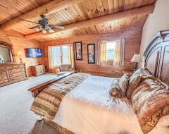 Hele huset/lejligheden New: Stunning Home With Sweeping Views, Hot Tub + Fire Pit (Swanton, USA)