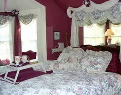 Hotel Old Victorian Farmhouse (McHenry, USA)
