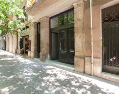 Otel Aparteasy - Deluxe Family Apartments With Pool (Barselona, İspanya)