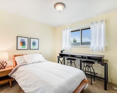 Hotel Comfortable Home With Puget Sound View, Decks, Garden Patio, Wifi & W/d! (University Place, Sjedinjene Američke Države)
