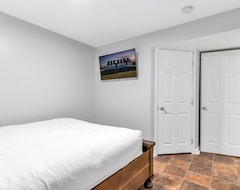 Toàn bộ căn nhà/căn hộ Fenton Flats- Suite 5 With On Site Hot Tub And Personal Garage (Fenton, Hoa Kỳ)