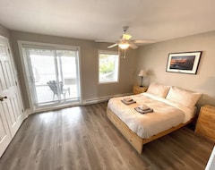 Hele huset/lejligheden The Cape - Cozy Year Round Beachfront Retreat For Your Staycation - Vacation (Prospect, Canada)