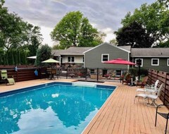 Casa/apartamento entero Private 2400 Sq Ft House. Hot Tub, Pool, Bar (Oswego, EE. UU.)